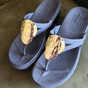 Women's Crocs Sanrah Size 8 Black Sandals With Gold Metallic Accents